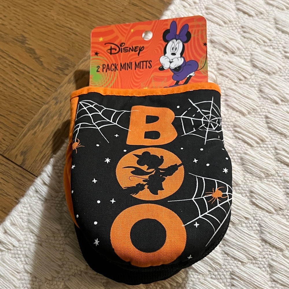 NWT Disney Halloween 🎃 Oven Mitts with Black and Orange